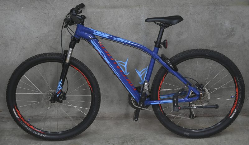 Een racefiets, Giant, grijs, 27 versnellingen, maat 60.