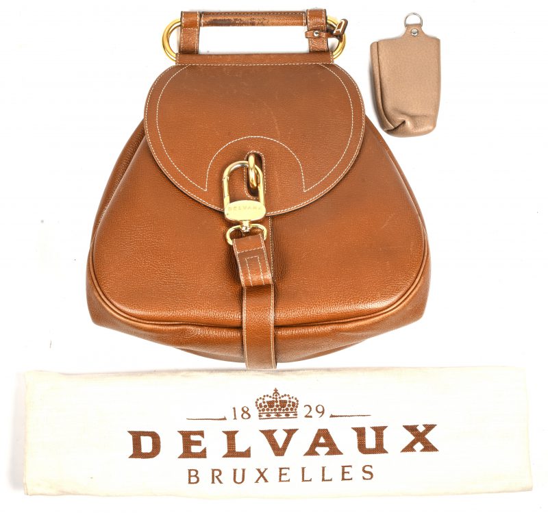 Een lederen handtas van Delvaux, model Cerceau, met certificaat en spiegeltje. In originele stofhoes.