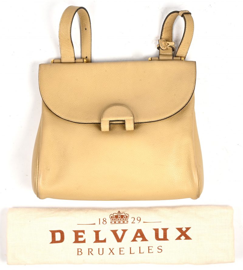 Een lederen handtas van Delvaux, model Impromtu, met certificaat en spiegeltje. In originele stofhoes.