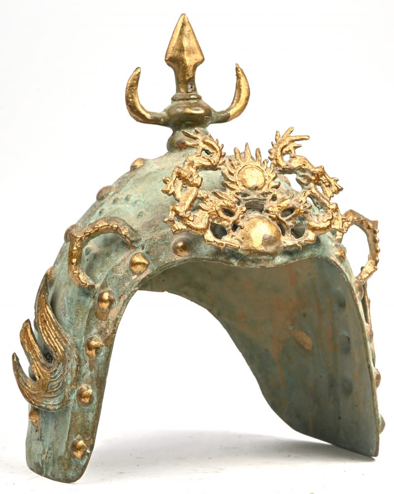 Een gepatineerd bronzen Dai Viet, Warlord helm met vergulde elementen.