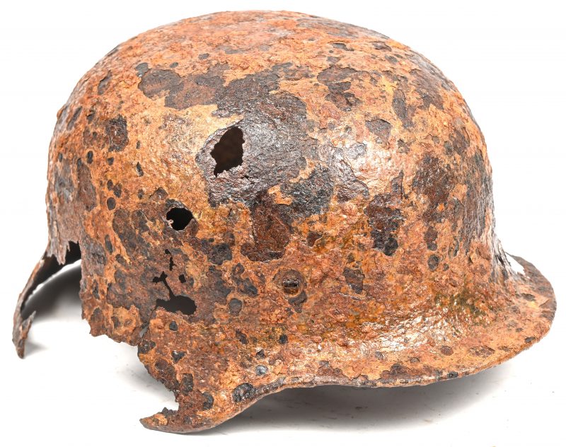 Een Duitse WOI Stahlhelm. Bodemvondst.