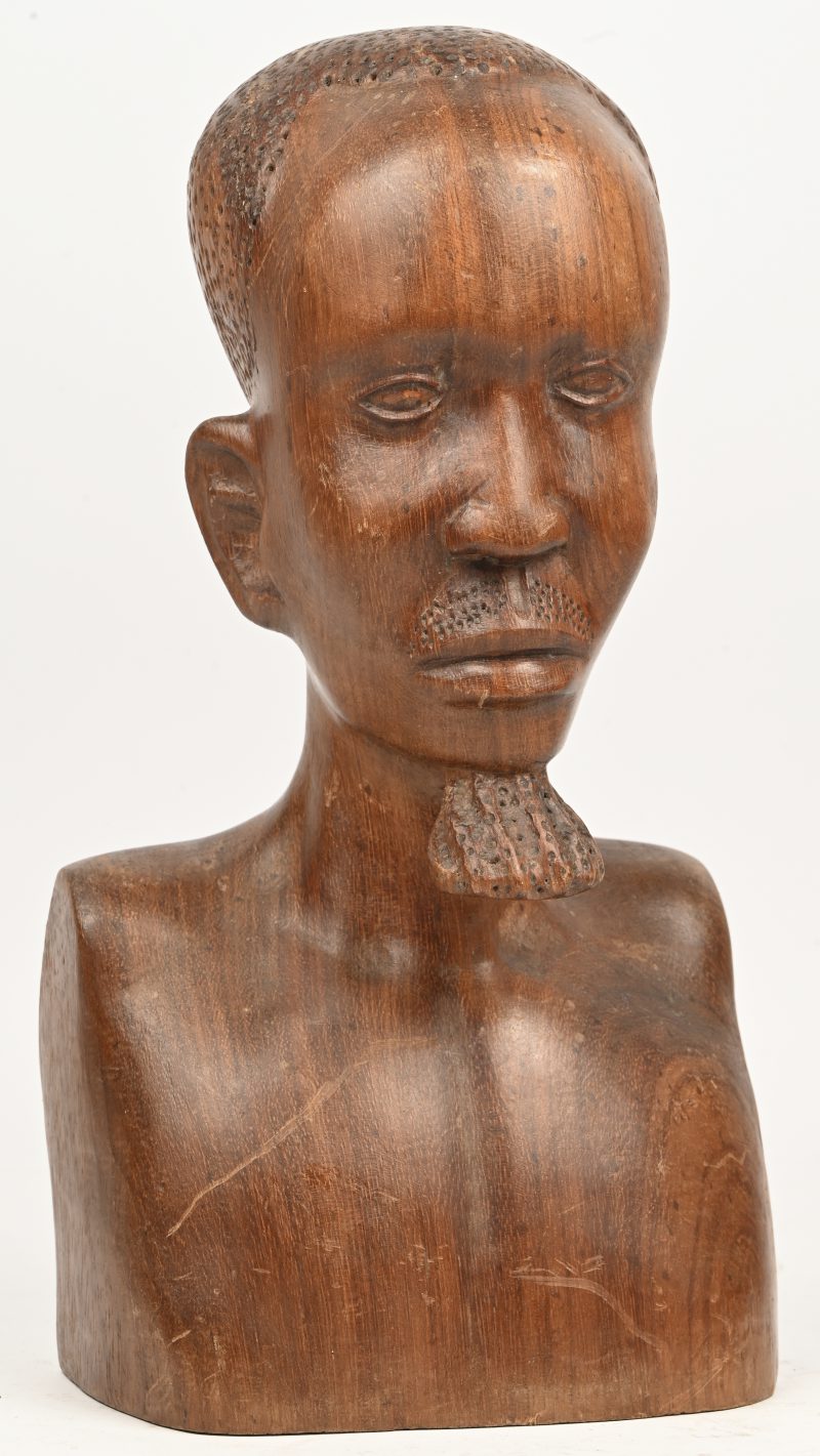 Een hout gesculpteerde buste van een Afrikaans figuur.