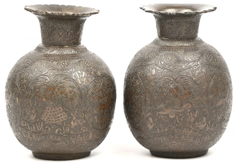 Een paar bronzen Indische vaasjes met figuren, dieren en floraal gegraveerd decor. 19e eeuw.