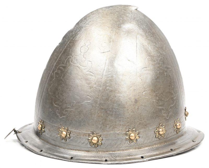 Een metalen Cabasset Italiaanse Helm (16de eeuw).