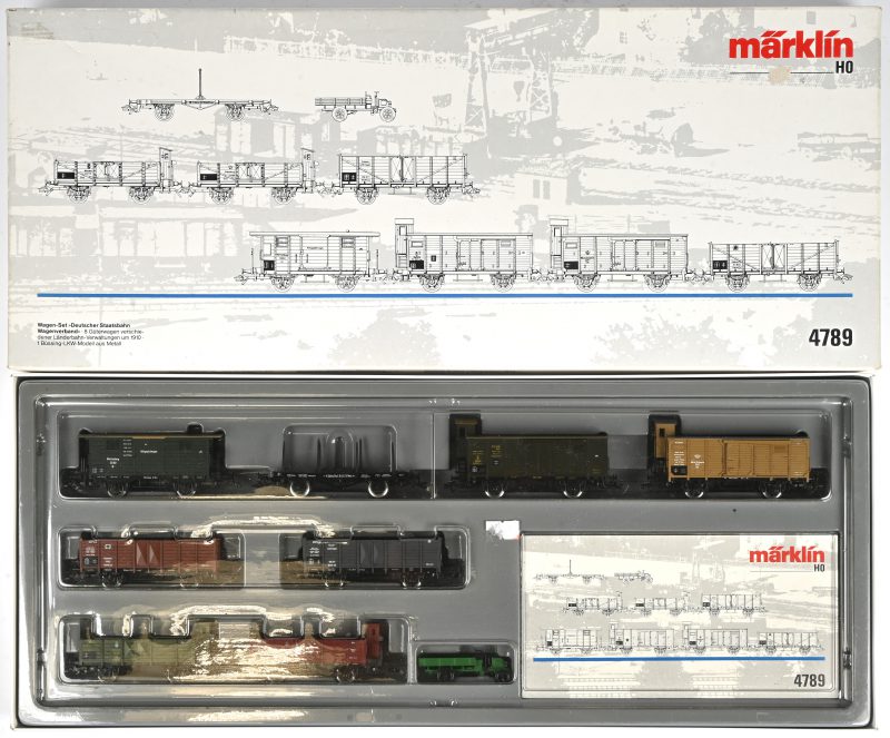 “4789, Deutscher Staatsbahn Wagenverband”. Een H0 spoorset met 8 transportwagons en voertuig. Gemerkt en in originele doos.