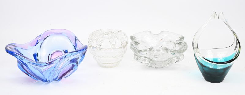 Een lot van 4 vintage glaspasta schalen waaronder een mandje, blauw in de massa gekleurd, een meerkleurige schaal, een kleurloos mandje en een schaal met luchtbelletjes.