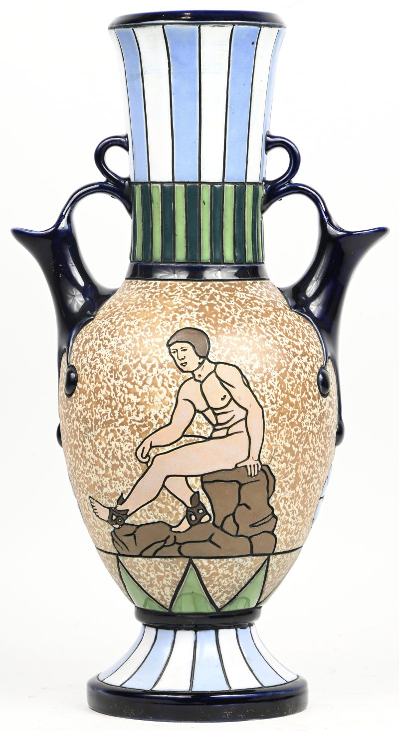 Een porseleinen vaas, art-deco, Amphora Czecho-Slovakia.