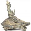 Een bronzen beeldje voorstellend Vishnu op een schildpad.