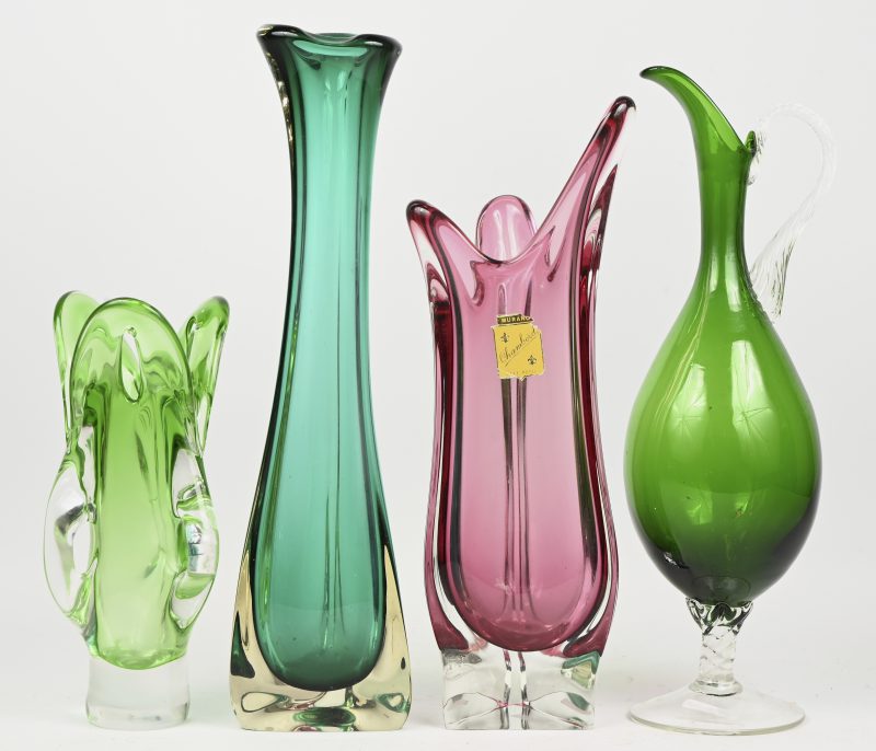 Een lot van 4 stuks vintage murano glaswerk vazen, 3 groene en een roze.