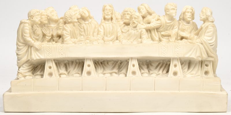 “Het laatste avondmaal”, een beeldengroep, onderaan gemerkt ‘Hand Made Alabaster’.