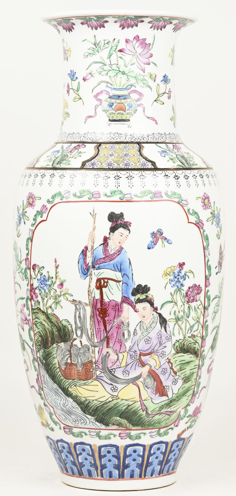 Een kleine balustervaas met meerkleurig decor van geisha’s in cartouches. Onderaan gemerkt.