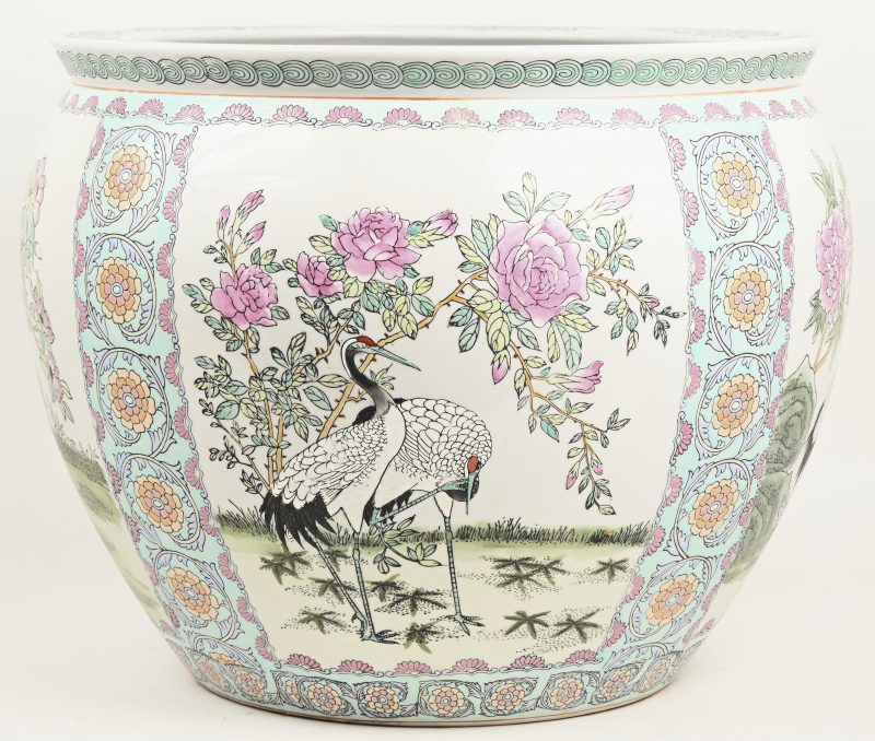 Een grote cachepot van Chinees porselein met decor van kraanvogels.