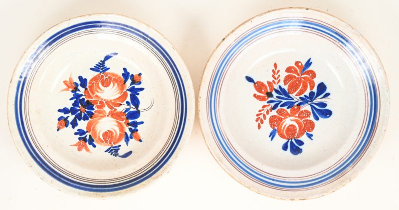 Een paar Franse faience borden.