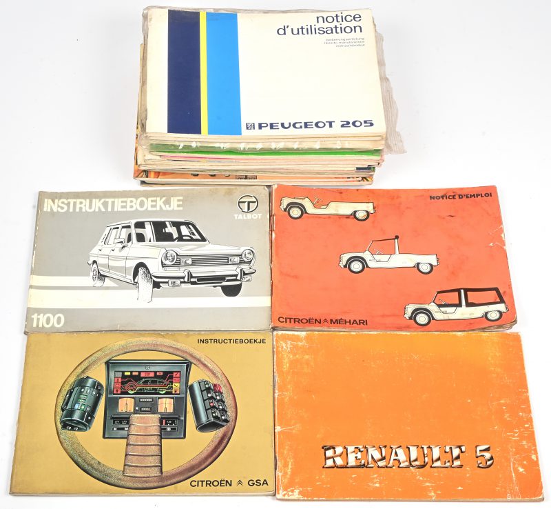 Een lot van 19 stuks diverse vintage auto handleidingen. NL & FR, diverse modellen van Talbot, Citroën, Peugeot, Renault en Volkswagen.