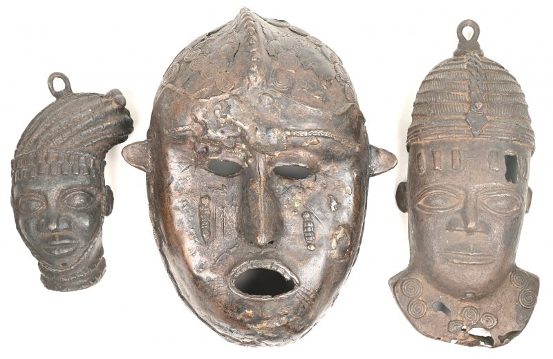 Een lot van 3 Afrikaanse bronzen maskers.