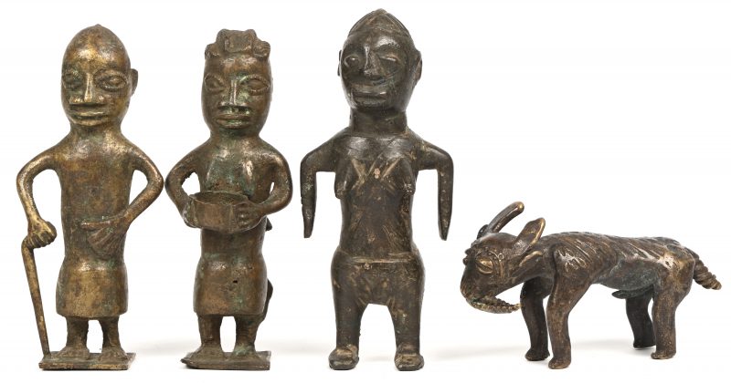 Een lot van 4 Afrikaans bronzen beeldjes.