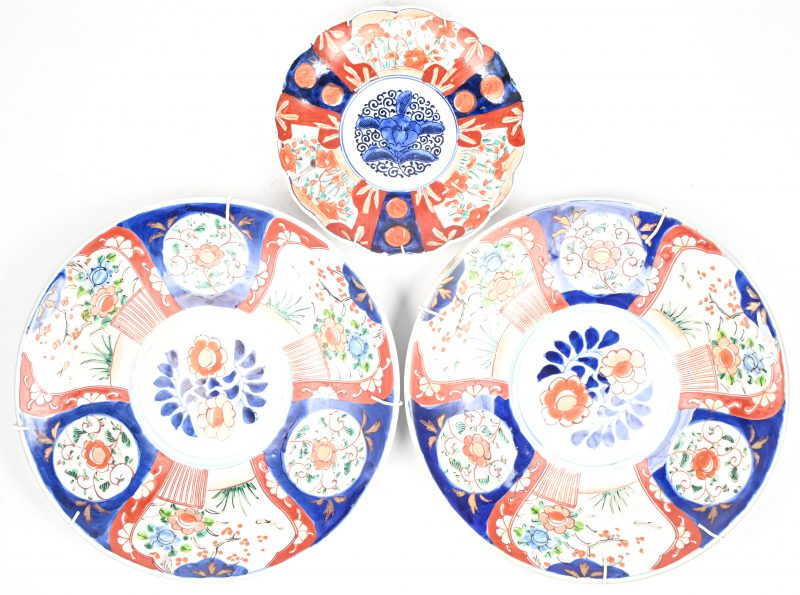 Drie Japanse Imari borden.