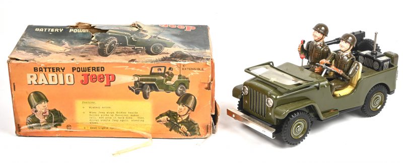 ‘Battery powered Radio Jeep’, Een blikken wagen, ca 1955, met originele doos. Proper batterijcompartiment.