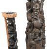 Een varia lot Afrikaanse items, bestaande uit 2 hout gesculpteerde beeldjes, 2 speerpunten en een houten werktuig.