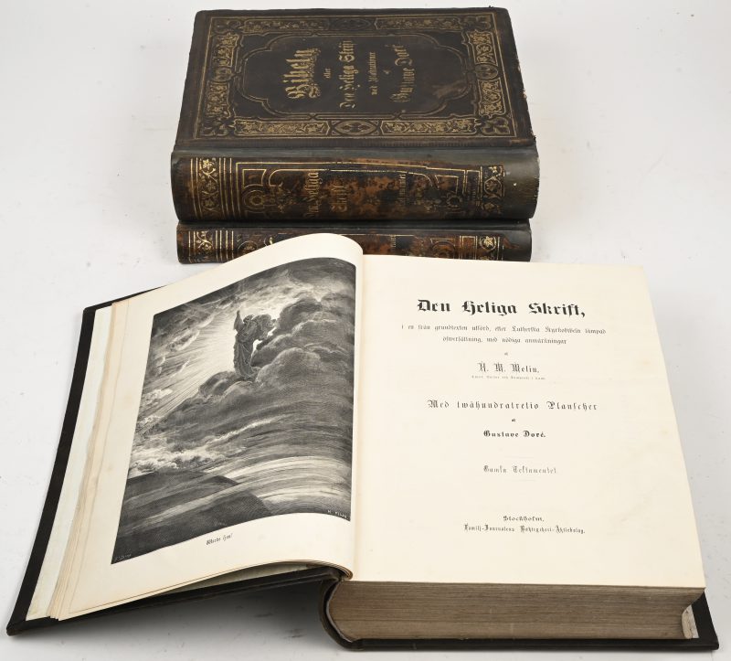 "Bibeln eller Den Heliga Skrift med Illustrationer af Gustave Doré". Een lot van 3 Zweedse bijbels met illustraties van Gustave Doré. Familj-Journalens Boktryckeri Stockholm 1877.