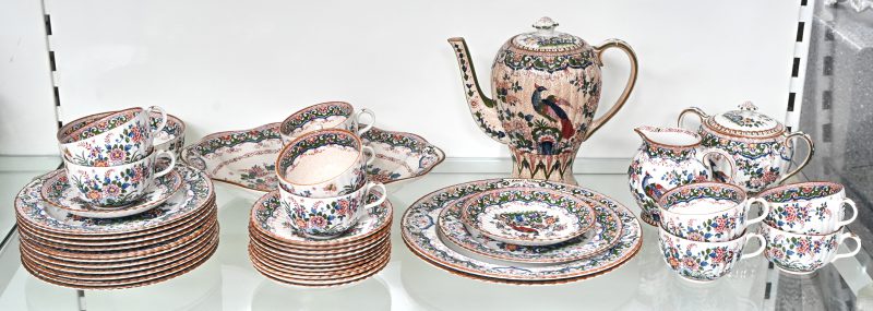 Engels porseleinen servies, volledig voor 12 personen., versierd met kleurrijke bloemenmotieven in een traditionele stijl.