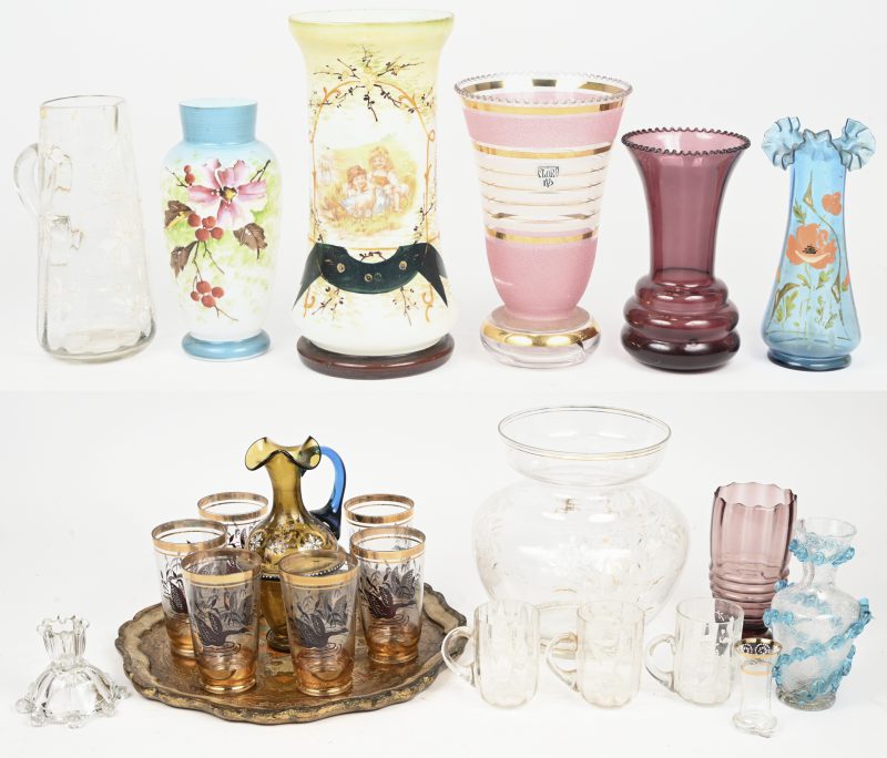 Een lot fin de slècle glas, met vazen, karaffen en glazen. Diverse veelkleurige decors.