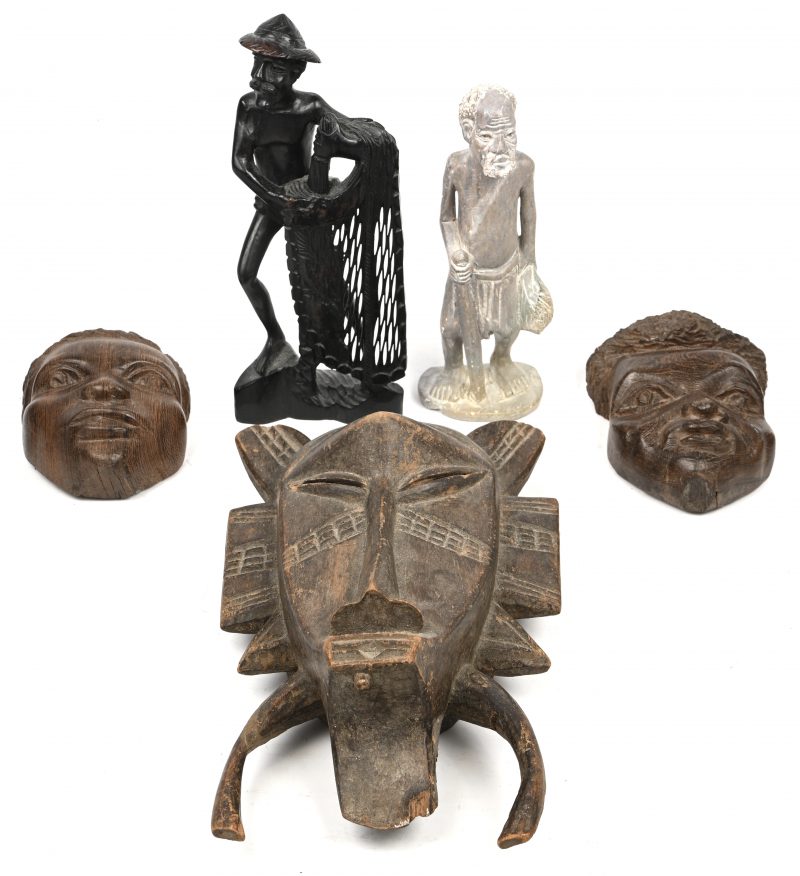 Een lot varia Afrikaanse items, bestaande uit een houten beeldje, stenen beeldje, 2 houten gelaten wanddeco en een masker.