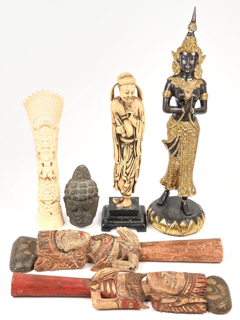 Een lot varia Aziatische items, bestaande uit een bronzen Thais beeldje, Oude Wijze, fijn snijwerk uit bot, 2 godinnen in houtsnijwerk, Bali en een Boeddha hoofd in lava steen.