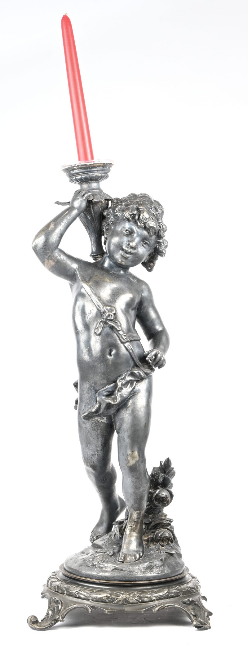 Een kunstbronzen putto kandelaar.