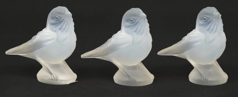 Lot van drie stijlvolle vogelbeelden van matglas, handgemaakt met fijne details en één glazen vogelbeeldje in Art Deco stijl, alle uit de 20e eeuw.