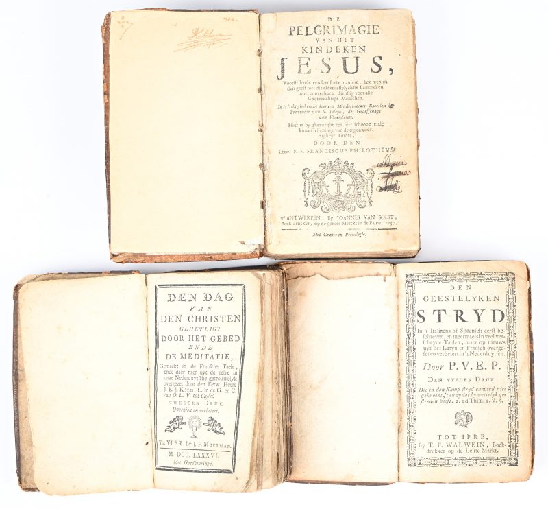 Een lot van drie antieke leergebonden religieuze boeken uit de 18de eeuw, getiteld "Den Dag van den Christen geheiligd door het gebed en de meditatie" (J.F. Moerlan, Ieper, 1786), "Den Geestelijken Stryd" (P.V.E.P., T. Walvijn, 18de eeuw), en "De Pelgrimagie Van Het Kindeken Jesus" (Joannes Van Soest, Antwerpen, 1737), versierd met gravures en filigranen en vertonend sporen van slijtage.