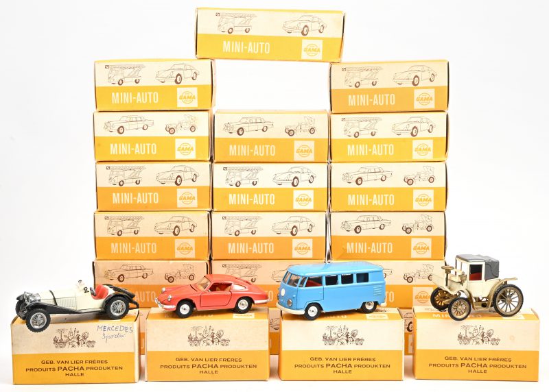 Een lot van vintage miniatuurautomodellen van Geb. Van Lier Frères, geproduceerd onder de naam Paccha Produkten Halle, in originele verpakkingen, twintigste eeuw.