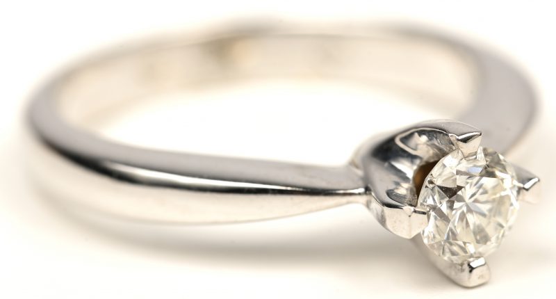 Een 18 kt witgouden ring bezet met een centrale briljant van +- 0,42 ct. FVVS1