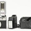 Een lot cameras bestaande uit: Agfa Iso Rapid, Canon Prima Zoom Mini, Agfamatic 2000 flash pocket, Kodak Instamatic 300. Toegevoegd zijn twee statieven (driepoot enj tafel-statief), en andere toebehoren.