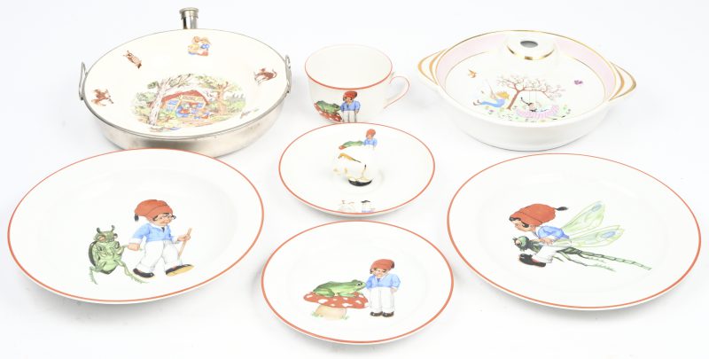 Een lot vintage kinderservies bestaande uit 2 warmhoudbordjes, 4 bordjes en een tas. Arzberg, Limoges en Benraad.