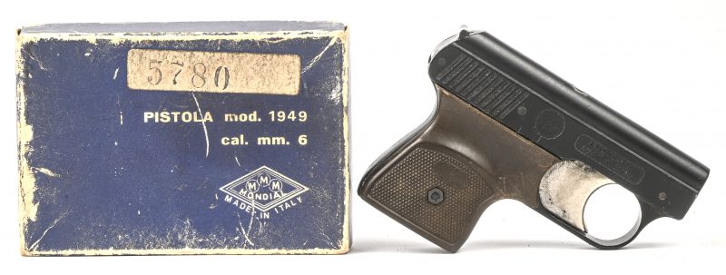 “Pistola Mod. 1949”. Een Italiaans alarmpistool, cal. mm 6, genummerd 5780, gemerkt “Brevettata, made in Italy”.