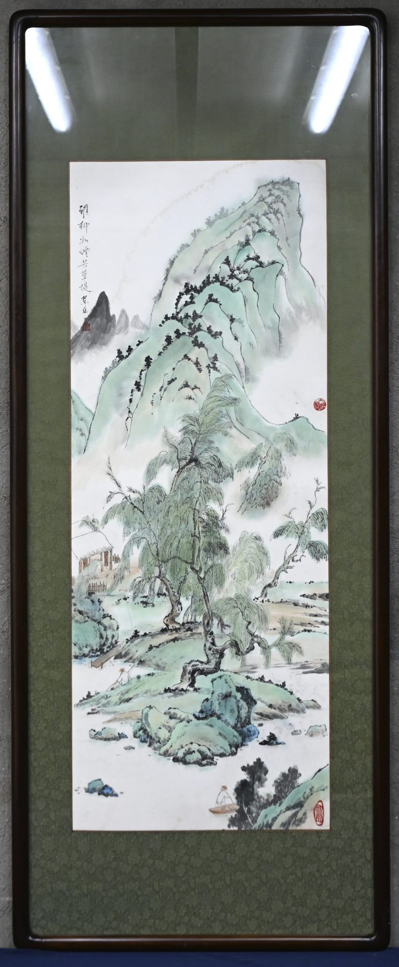 “Chinees berglandschap met bomen”. Een schilderij, kleurinkt op zijdepapier. Toegeschreven aan Lin Rongsheng. Draagt stempel en titel.