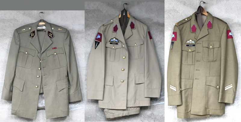 Een lot van 3 vintage militaire kostuums waarvan 2 met paracommando badge van het escadron Recce.