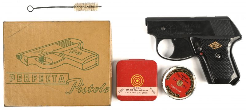 Een vintage startpistool, Perfecta D.B.P. Germany in originele verpakking met handleiding en losse flodders.