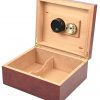 Een kersenhouten humidor met hydrometer en een Credo bevochtiger.