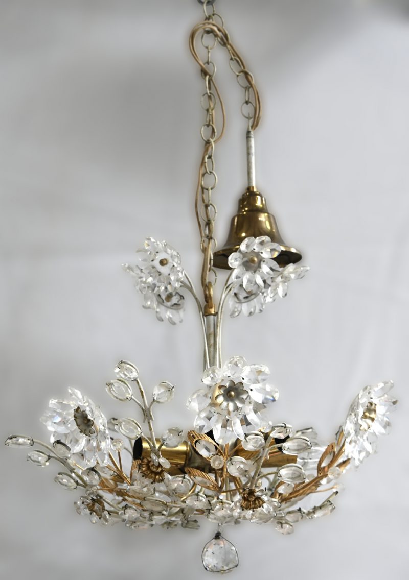 Een vintage florale hanglamp met bloemetjes in kristal en metaal. Circa 1958.