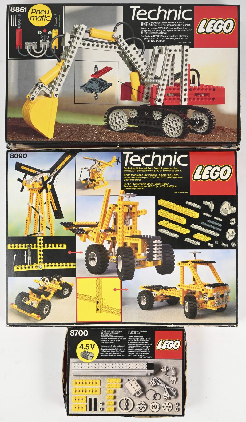 Een lot van 3 vintage Lego Technic speelsets. Nummers; 8851, 8090 & 8700, in originele dozen met handleiding.