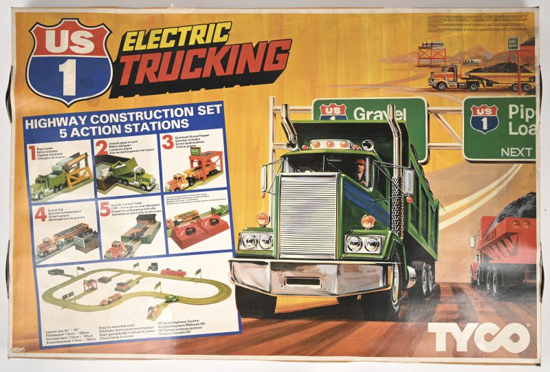 “US1 Electric Trucking Highway Construction Set”. Een vintage speelgoed bouwset in H0 schaal, ‘82-84, door Tyco.