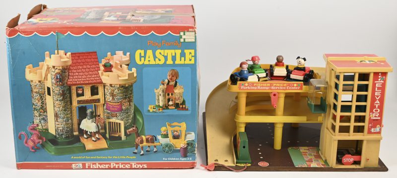 Een lot vintage Fisher-Price, bestaande uit een Play Family Castle in originele doos en een parkeergarage Elevator 930 met autootjes. Medio ‘70-75.