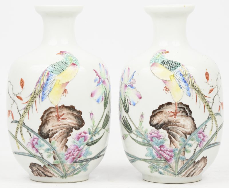 Een paar Chinees porseleinen vaasjes met vogel en floraal decor. Onderaan gemerkt.