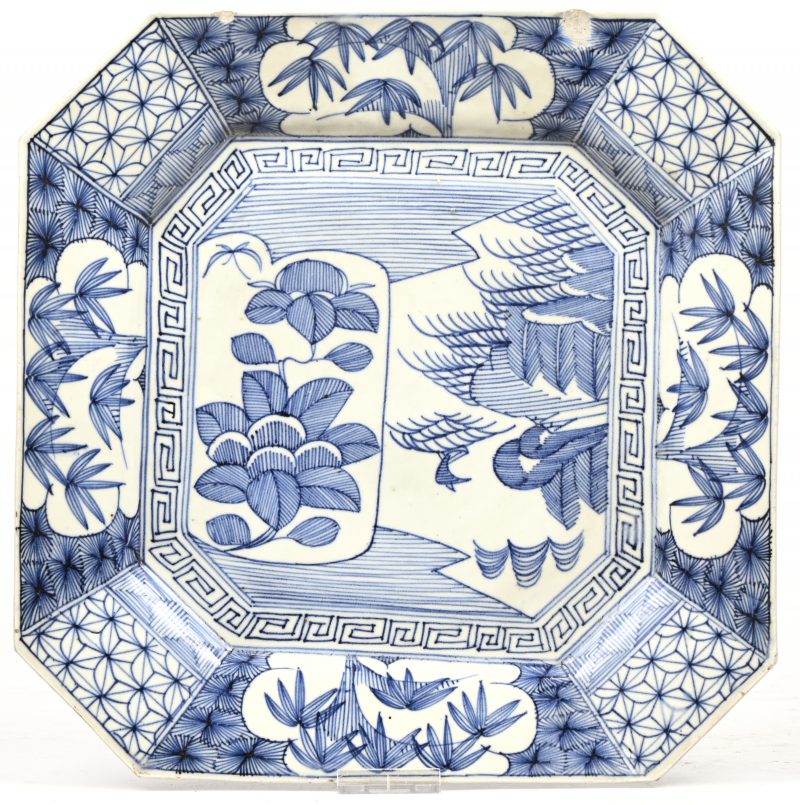 Een achthoekige schaal van blauw en wit porselein. Chinees werk. Onderaan gemerkt. Enkele schilfers. XIXe eeuw.