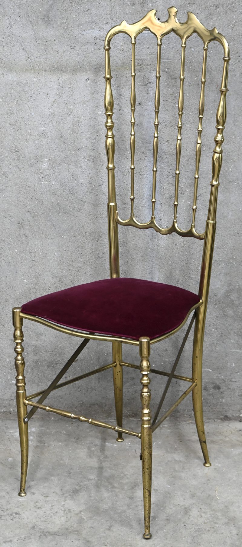 Een vintage Italiaanse Chiavari stoel, het onderstel is met 2 metalen latten verstevigd.