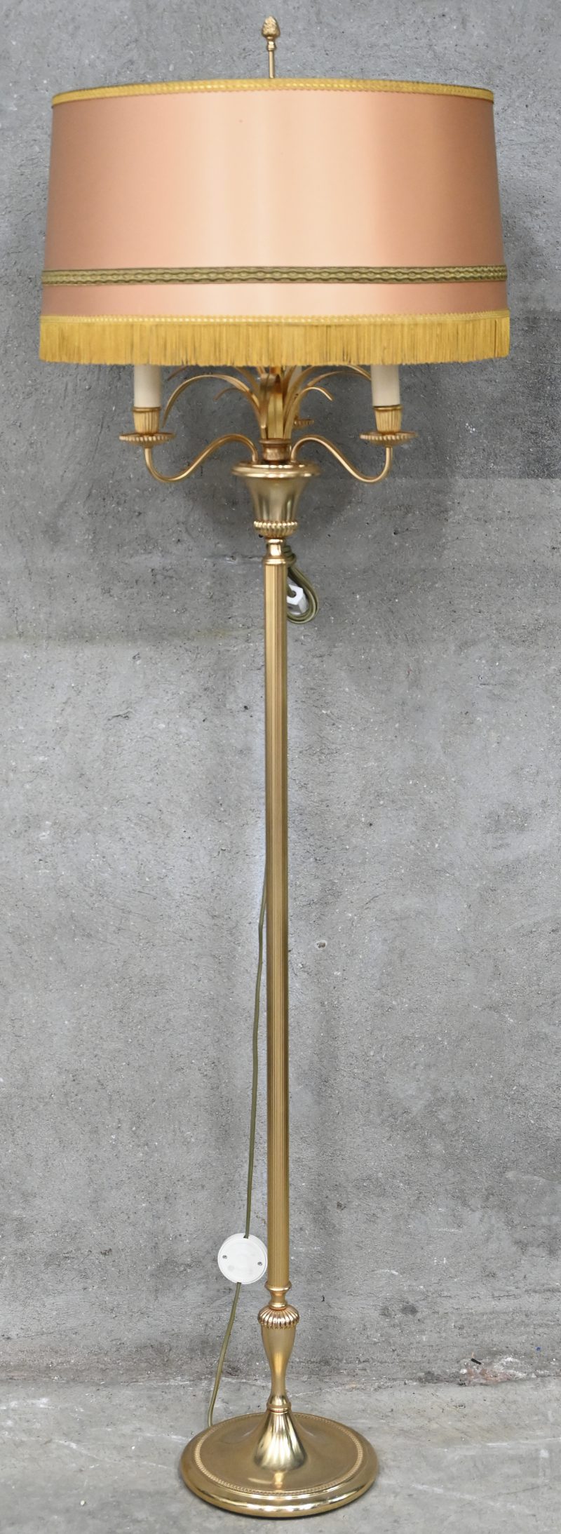 Een vintage staande lamp, Gaetano Sciolari voor S.A. Boulanger, met zijn originele kap.