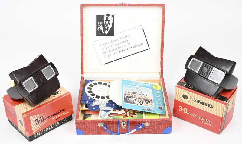 Een lot Viewmaster bestaande uit  bakelieten kijkers van Sawyer met hun originele doos en een lot reels waaronder de maanlanding en van de wereldtentoonstelling van 1958.