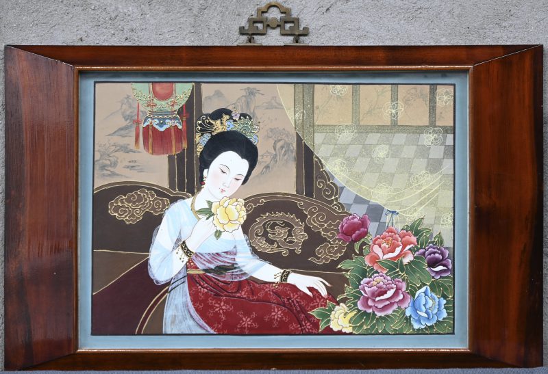 “Chinese dame”, een schilderij achter glas in gemengde techniek op paneel.